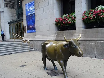 Chicago Cultural Center Bronze Cow - Love Chicago USA