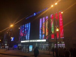 united center chicago at evening